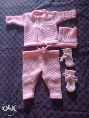(freshly kinneted)New born baby sweaters with cap socks and