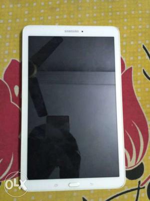 It's samsung tab e. In good condition. 12 months order.