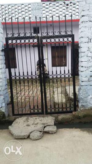 Iron gate hight 5.5 fit and length 4 Good condition rajeev