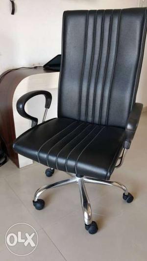 - King size leather office chair - 5 months old -