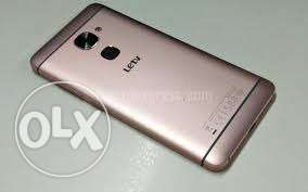 6 meanth old. colour Ros gold. 3 gB ram. 16 mp