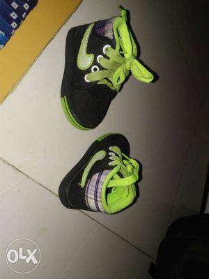 Black-and-green children shoes for 1 to 2 years boy. Box