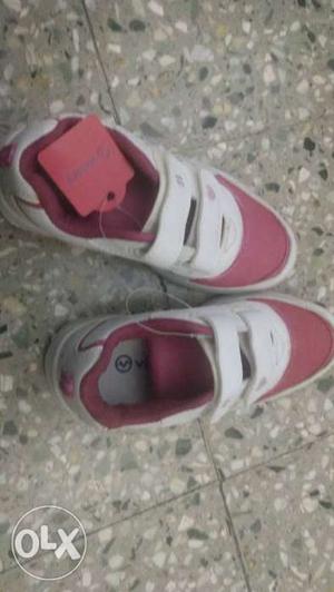 Girl kids shoe 5-7 years. never used tag is intack
