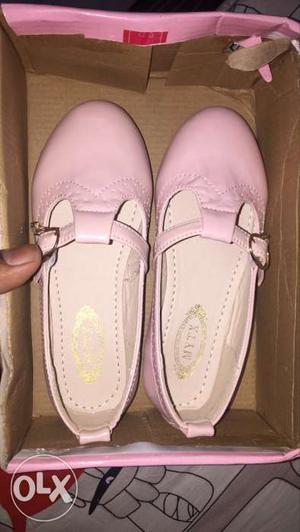 A brand new girls shoes for 6 to 7 years kid (32