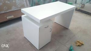 4/2 feet office executive table in white with one drawer and