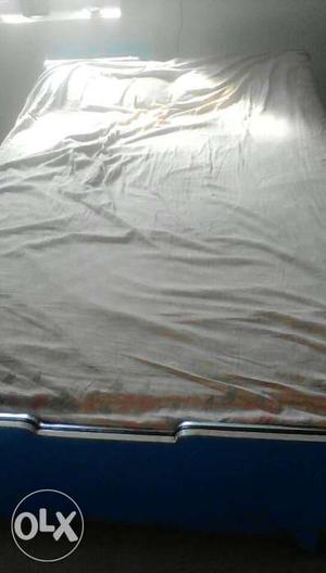 4*6 double cot for sale with bed..urgent house