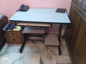 Grey And Black Computer Desk in an very good condition