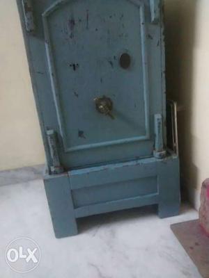 Locker with stand of weigt nearly 100 kg n inside