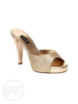 Brand new in box. Rise gold inc 5 sandals. Size