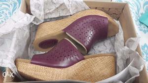 Clarks Womens Wedge Heel Shoes in Plum Color (Size 6) -