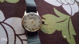 Hand Watch For Womens Old Is Gold