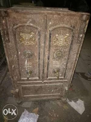 Queen Victorias time iron safe very antique going