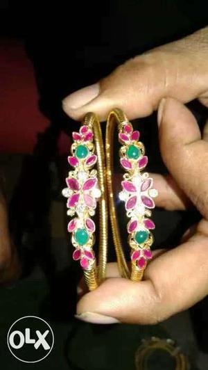 This is gold 2 bangle 5grams light Wight any want call me