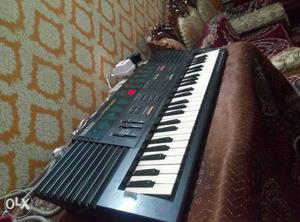 Black Yamaha Electronic Keyboard in excellent condition less