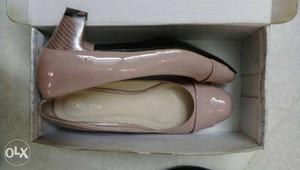 Hi, brand new Carlton London light pink shoe,