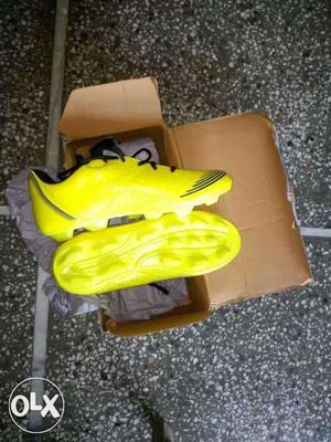 Sports shoes seald pack spcly for football likers