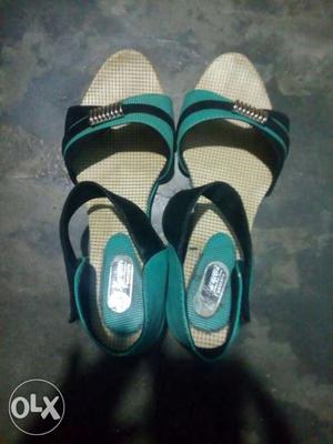 Green and black heel shaindal