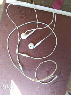 Apple earphones in good condition