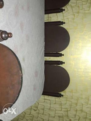 Dining table in new condition