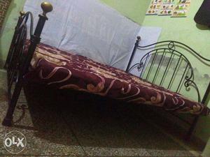 I am selling iron steel dibble bed king size good