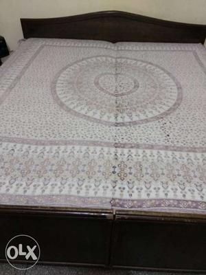 King size wooden box double bed in very good condition.