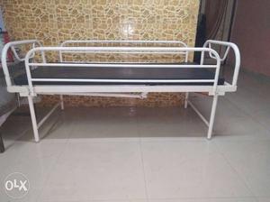 Patients bed in a very good conditions, I