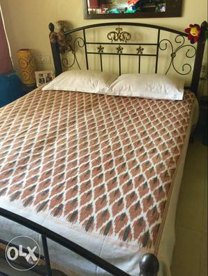 Wrought iron bed with double bed Kurl on mattress