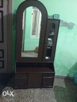 Dressing table,do have space behind mirror for