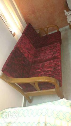 I m offering 3+1+1 sofa set. Interested perons kindly