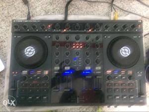 Traktor s4 mint condition hardly used for shows.. 4 month