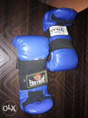 Two kit gloves in very good condition company saavan