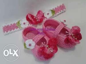 Crochet baby booties made of woolen yarn for a yr