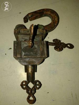 Hi Antique lock with six keys of copper