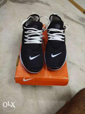 Nike shoes new 5 days old not use one time also