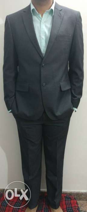 Van Heusen 2 Piece Suit (Blazer 42, Trouser 36)