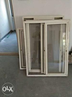 Slayding window 4×3 5 no good condition