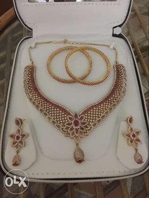 A set of necklace, pair of earring and 4 bangles.