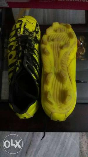 Size-4 Yellow football shoes in good condition.