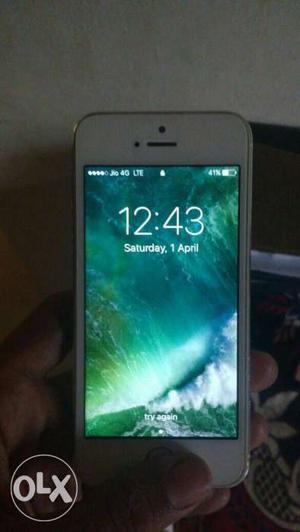 Iphone 5s silver. 32 gb memmory. Phone is in good