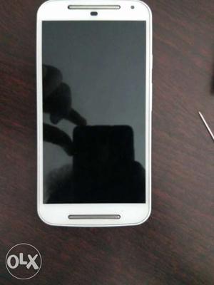 Moto g2 white colour in good condition with no