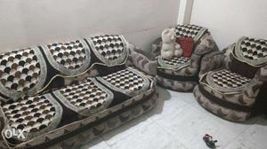 5seater sofaset with table in good condition.