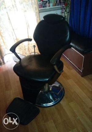 Black Leather Salon Chair With Stainless Steel B Ase