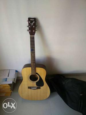 F310 yamaha guitar acoustic+2 strings+capo