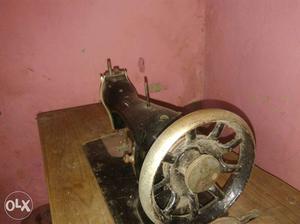 Merritt tailoring machine in gud condition table