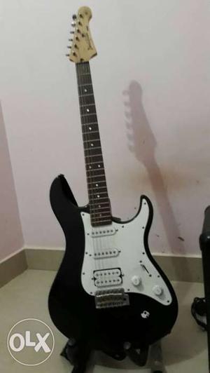 Yemaha electronic guiter.. reraly used.