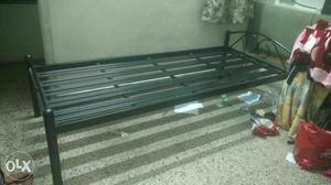 6 months old iron bed, in very good condition