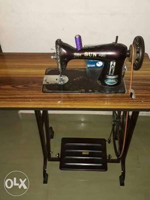 Black And Brown Sun Sewing Machine