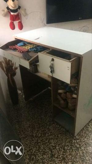 Cash counter with lockable drawer