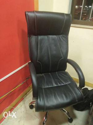 Want to sale 5 staff chairs, 2 Boss chairs and table