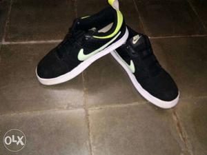 Pair Of Black-and-white Nike Low Tops